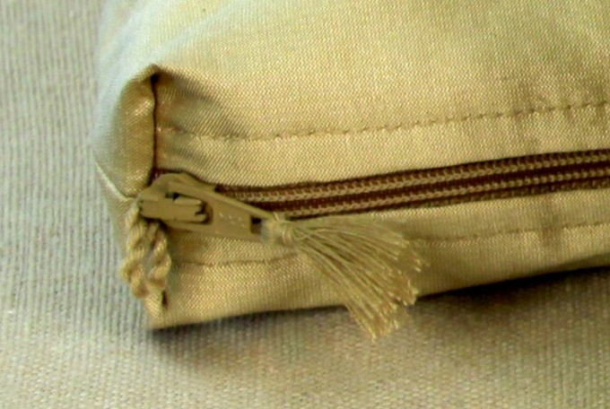 Tassel zipper of makeup bag